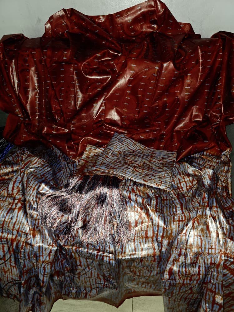 Bazin riche du Mali teinture artisanale siri bleu ciel et orange