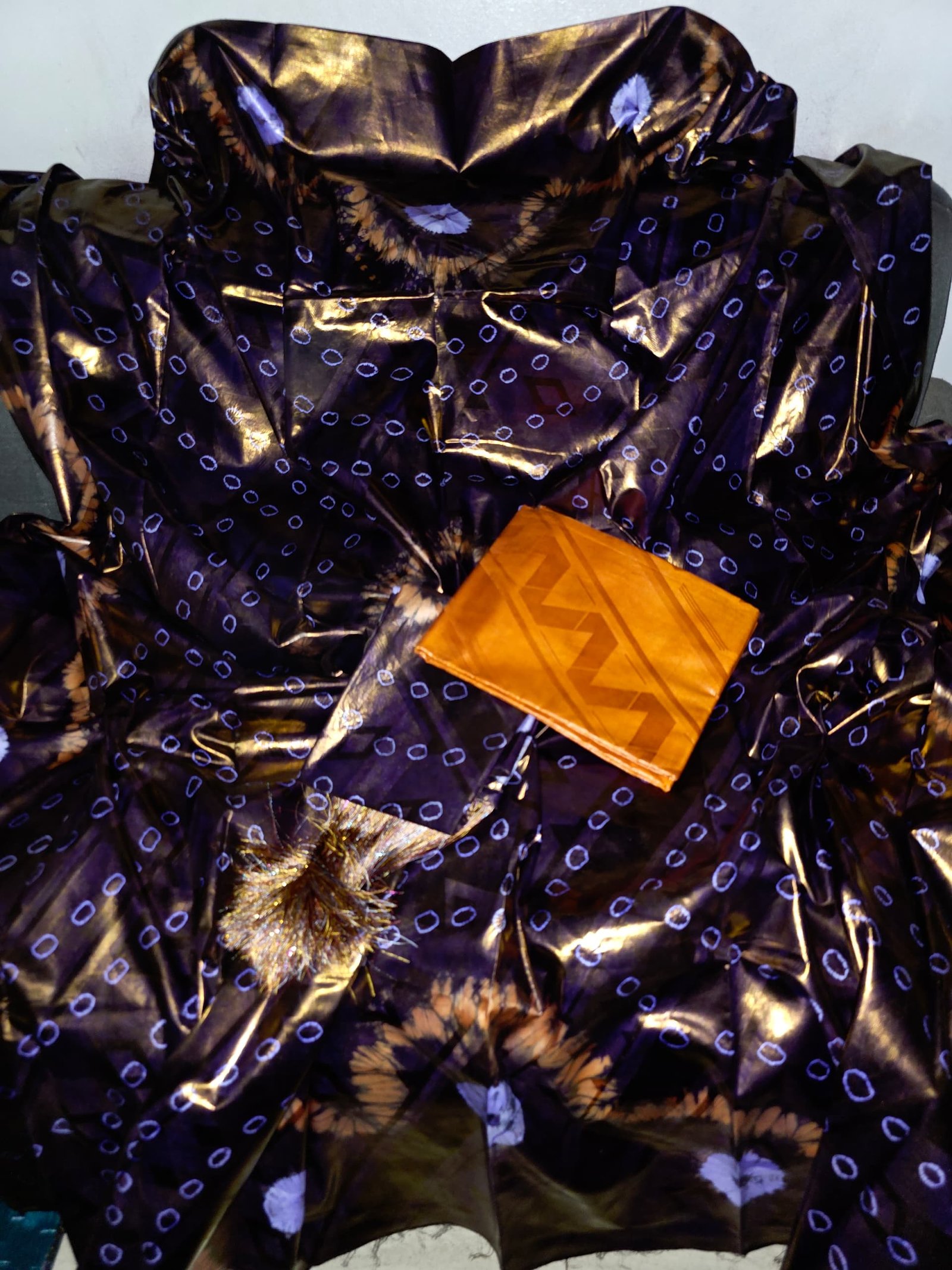 Motif traditionnel siri aux couleurs orange et bleu polman