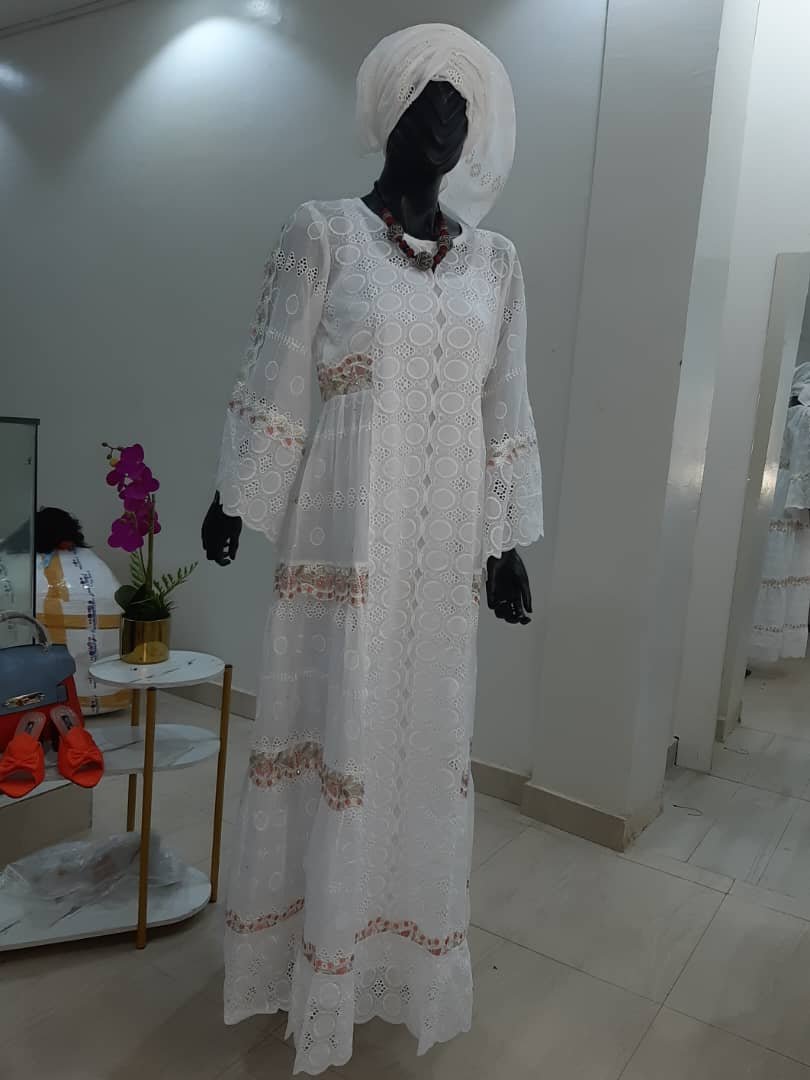Robe en brodé coton blanc premiere qualité