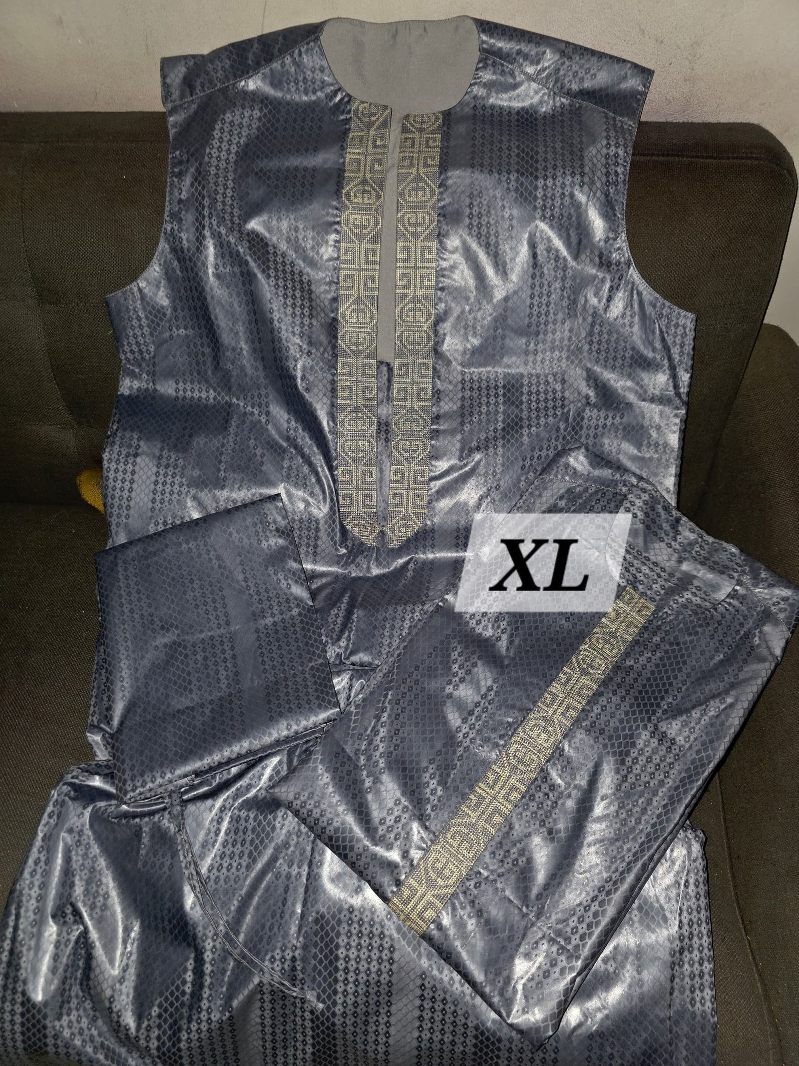 Boubou 3 pièces IBK pour homme en bazin riche getzner gris broderie ordinateur